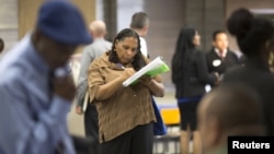 FILE - Malana Long fills out a job application during a job fair for the homeless at the Los Angeles Mission in the Skid Row area of Los Angeles, California, June 4, 2015. The number of Americans filing new claims for unemployment benefits fell more than expected last week, pointing to a tightening labor market. 