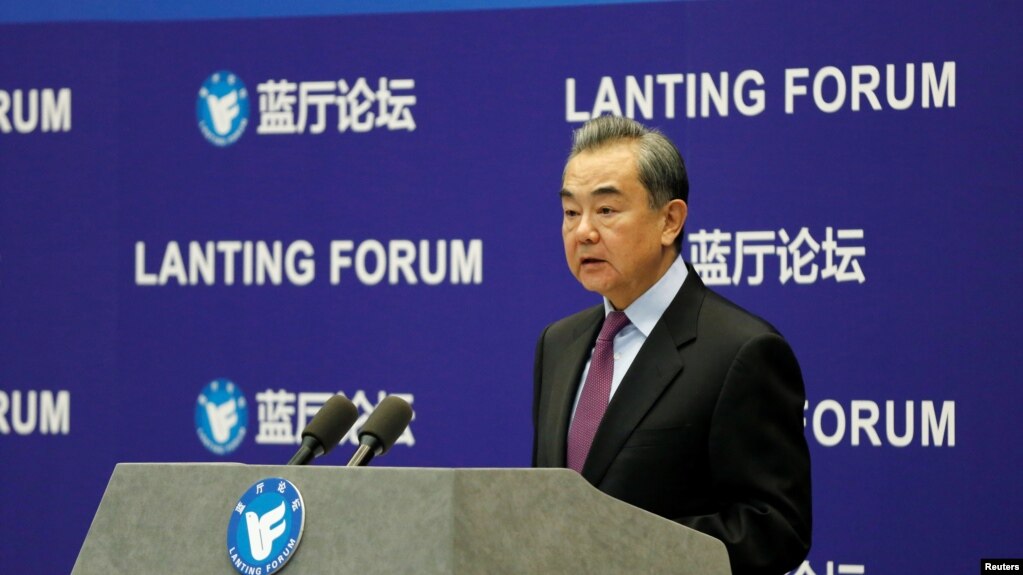 资料照：中国国务委员兼外长王毅2021年2月22日在”蓝厅论坛“上发表讲话。（路透社）(photo:VOA)