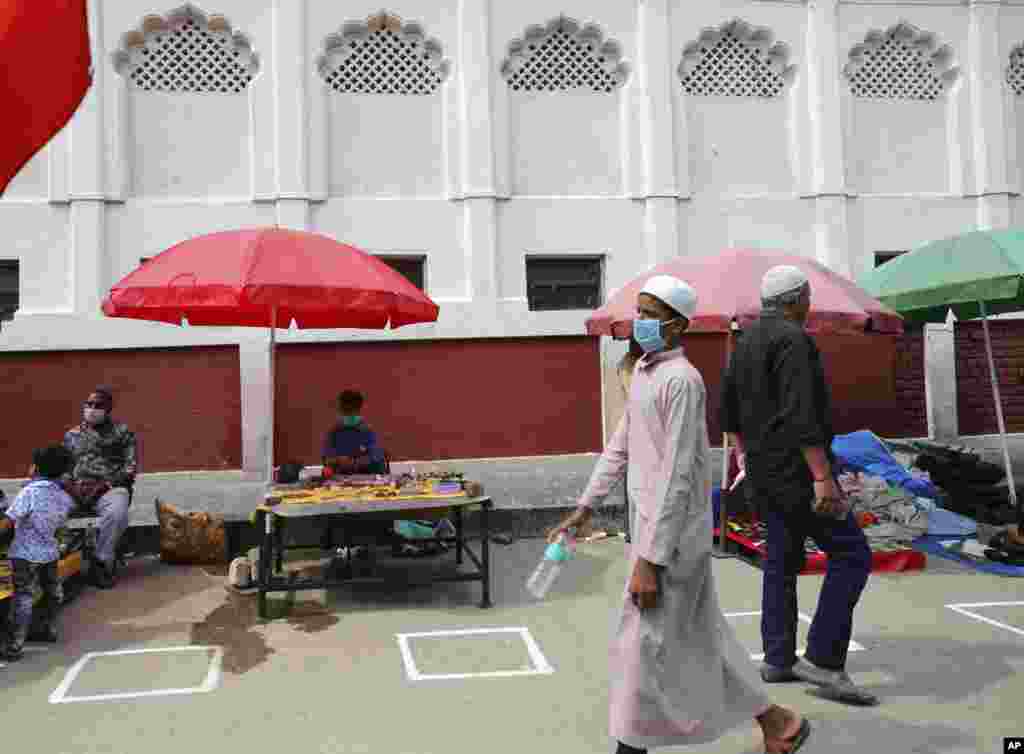 مساجد کے باہر اور اندر سماجی دوری کو برقرار رکھنے کے لیے جگہ جگہ نشانات لگائے گئے ہیں۔ جب کہ نمازیوں کو ماسک پہننے کا پابند کیا گیا ہے۔ 