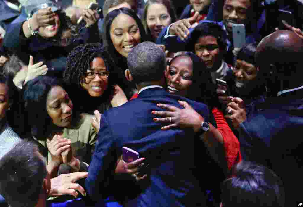 Presiden AS Barack Obama dipeluk seorang warga saat ia menyapa para pendukungnya setelah menyampaikan pidato perpisahan di McCormick Place di Chicago (10/1).&nbsp;(AP/Pablo Martinez Monsivais)