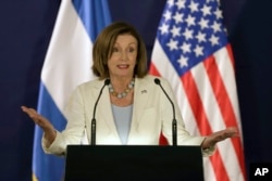 La presidenta de la Cámara de Representantes de EE.UU., Nancy Pelosi, habla durante una reunión en San Salvador, el viernes, 9 de agosto de 2019.