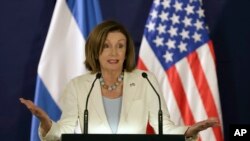 La presidenta de la Cámara de Representantes de Estados Unidos, Nancy Pelosi, llegó el sábado a Honduras en el marco de su gira por los países del Triángulo Norte. Antes visitó a Guatremala y El Salvador.