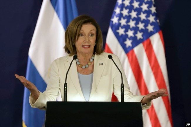 La presidenta de la Cámara de Representantes de EE.UU., Nancy Pelosi, habla durante una reunión en San Salvador, el viernes, 9 de agosto de 2019.
