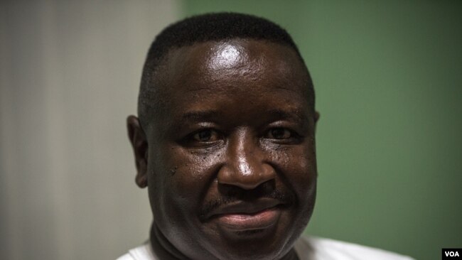 ທ່ານ ຈູລີອັສ ມາອາດາ ບີໂອ Julius Maada Bio (ສັງກັດພັກປະຊາຊົນ ຊີແອຣາ ເລອອນ ຜູ່ສະໝັກລົງແຂ່ງຂັນ) ໃນຮູບພາບນີ້ ຫຼັງຈາກກ່າວຖະແຫລງ ຄໍ່ບັນດານັກຂ່າວ ໃນສຳນັກງານໃຫຍ່ ຂອງພັກຢູ່ໃນຄຸ້ມໂກເດຣິຈ໌ ຂອງນະຄອນຫຼວງ ຟຣີທາວນ໌ , ວັນທີ 7 ມີນາ 2018. (J. Patinkin/VOA)