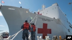 미 해군 의료선 ‘컴포트’호가 미국 버지니아 노폭 기지에 정박해 있다.