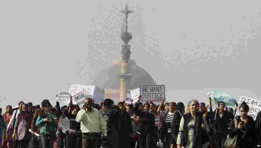 Para aktivis dari Asosiasi Perempuan Demokratis Seluruh India dan Asosiasi Perempuan Muda Kristen (YWCA) meneriakkan slogan-slogan dalam protes yang berjalan dari Istana Presiden sampai India Gate di New Delhi (21/12). (AP)
