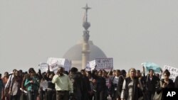 21일 인도 뉴델리에서 성폭행범 처벌을 요구하며 벌어진 대규모 시위.