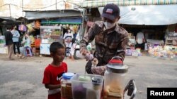 Un niño compra helado a un vendedor ambulante. [Foto de archivo]