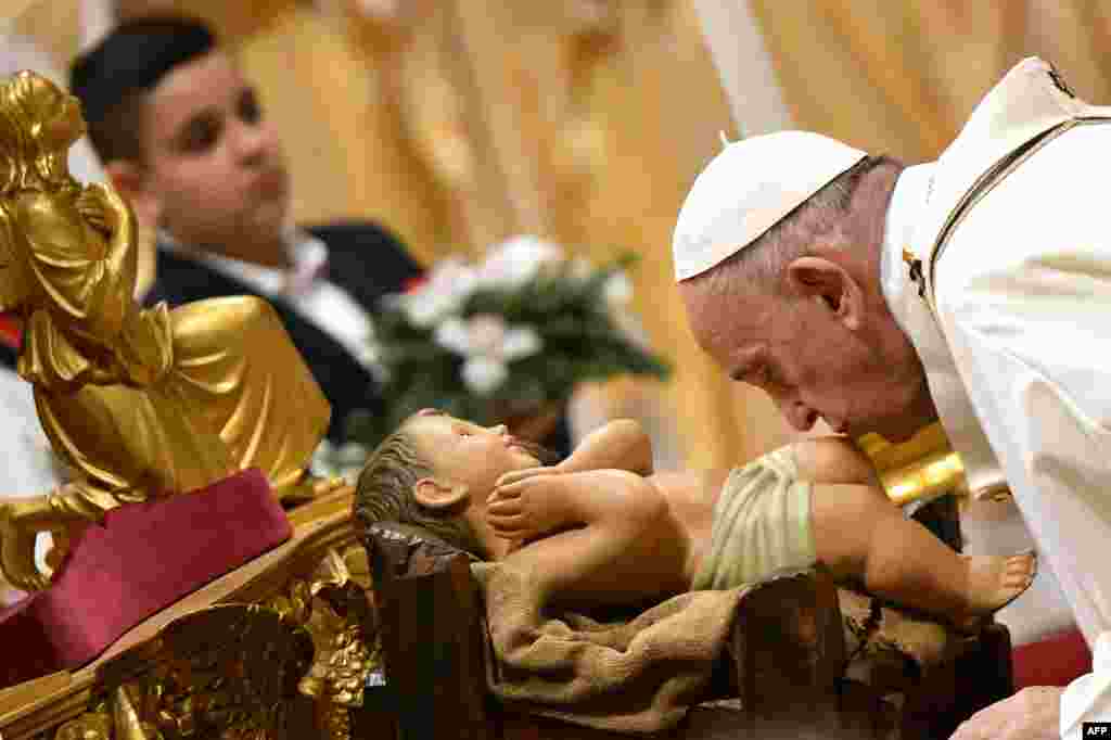 پوپ فرانسس 'بے بی جیزز' کے مجسمے کو چوم رہے ہیں۔&nbsp; &nbsp;
