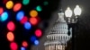 La imagen muestra al Capitolio en Washington con luces navideñas. La Cámara de Representantes de EEUU aprobó el 8 de diciembre de 2022 una ley que protege los matrimonios del mismo sexo. (AP Foto/J. Scott Applewhite)