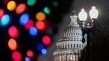 La imagen muestra al Capitolio en Washington con luces navideñas. La Cámara de Representantes de EEUU aprobó el 8 de diciembre de 2022 una ley que protege los matrimonios del mismo sexo. (AP Foto/J. Scott Applewhite)