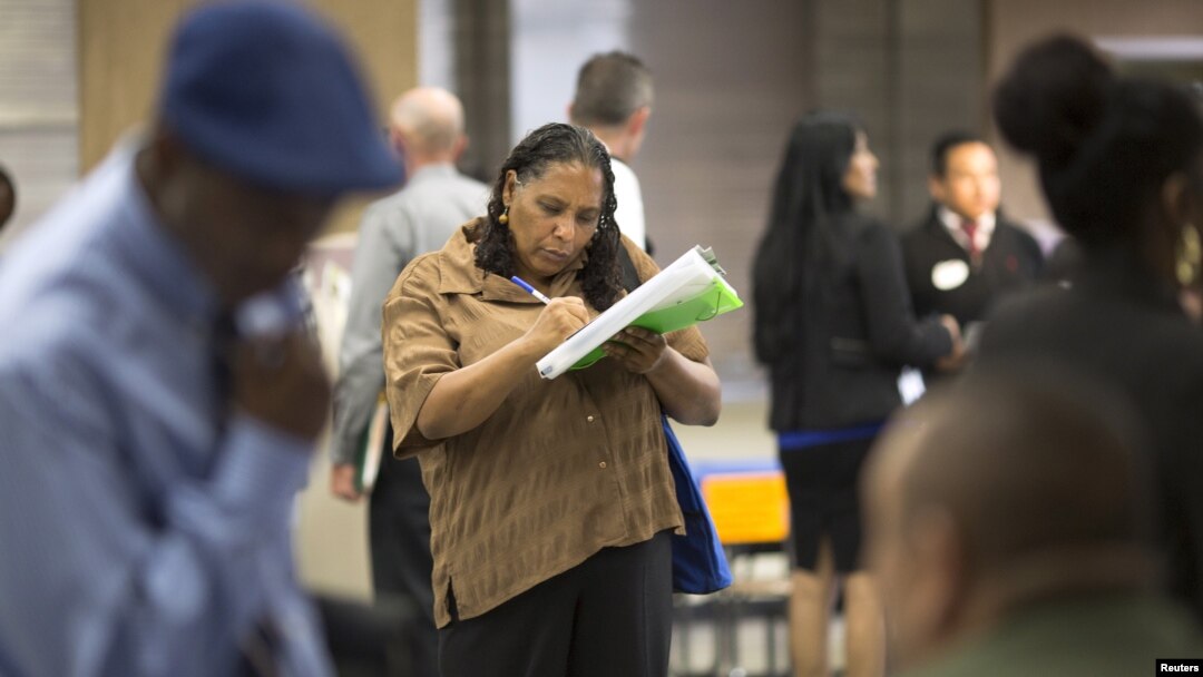 FILE - Malana Long fills out a job application during a job fair for the homeless at the Los Angeles Mission in the Skid Row area of Los Angeles, California, June 4, 2015. The number of Americans filing new claims for unemployment benefits fell more than expected last week, pointing to a tightening labor market. 