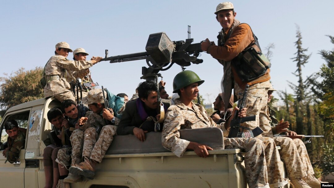 Para pemberontak Syiah Houthi melakukan patroli atas jalanan di ibukota Sanaa, Yaman hari Rabu (21/1).