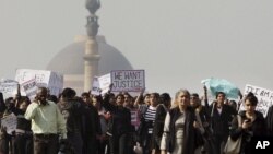 Para aktivis dari Asosiasi Perempuan Demokrat India (YWCA) ikut berunjuk rasa menuntut keadilan bagi korban pemerkosaan yang dilakukan oleh sekelompok anggota gang di New Delhi (21/12).