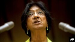 Née en 1941 à Durban dans une famille d'origine tamoule, Navi Pillay grandit dans un quartier pauvre de la ville portuaire.