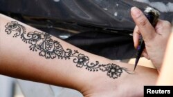 Tatuajes temporales de henna, tienen riesgos en la salud de acuerdo a Katherine Hollinger de la FDA