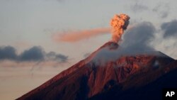 Núi lửa Fuego tại Antigua, Guatemala phun tro bụi ngày 16/11/2018.