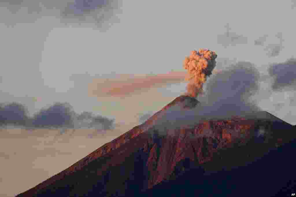 فوران کوه آتشفشان در گواتمالا.