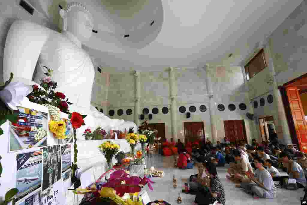 Malaysians pray during a special prayer for the victims of Malaysia Airlines Flight 17, Malaysia, July 20, 2014.