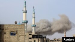 在加沙地带南部的拉法，浓烟在以色列空袭后冒起。(2024年3月27日)