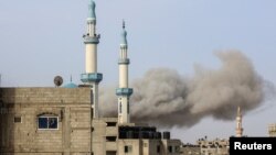 Dim se diže nakon izraelskog udara, usred tekućeg sukoba između Izraela i palestinske islamističke grupe Hamas, u Rafahu, u južnom pojasu Gaze.