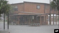 El agua de las lluvias del huracán Hermine comienza a inundar partes de zonas bajas en Dekle Beach, Florida.