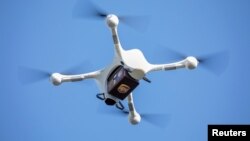 ڈرون اب سامان پہنچانے کے لیے بھی استعمال کیے جا رہے ہیں۔ فائل فوٹو