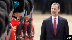 Spain's King Felipe inspects a guard of honor during a ceremonial welcome in London, July 12, 2017. The King and Queen of Spain are on a three day state visit to Britain.