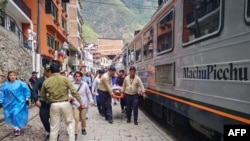 Un turista herido tras un accidente de autobús es transportado en camilla frente a un centro de salud en la localidad de Machu Picchu antes de ser trasladado a la ciudad andina de Cuzco, Perú, el 16 de septiembre de 2024.