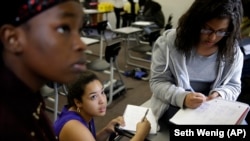 Sekelompok pelajar sedang mengerjakan soal matematika di New York.