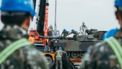 Tentara Taiwan menempatkan tank-tank tempur M1A2 Abrams buatan AS ke dalam trailer di pusat pelatihan militer di kota Hsinchu, Taiwan (16/12). 