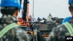 Tentara Taiwan menempatkan tank-tank tempur M1A2 Abrams buatan AS ke dalam trailer di pusat pelatihan militer di kota Hsinchu, Taiwan (16/12). 