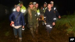 Organismos de rescate llevan a uno de los sobrevivientes en horas de la madrugada del martes 29 de noviembre. El avión llevaba al equipo de futbol brasileño Chapecoense, a su cuerpo técnico, delegados oficiales, periodistas y tripulación.