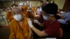 Seorang petugas kesehatan memberikan dosis vaksin COVID-19 Sinovac kepada biksu Buddha di Rumah Sakit Priest di Bangkok, Thailand Selasa, 18 Mei 2021. (Foto: AP)