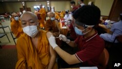 ဘန်ကောက်မြို့မှာ သံဃာတော်တွေကို ကိုဗစ်ကာကွယ်ဆေး ထိုးပေးနေတဲ့ ကျန်းမာရေးဝန်ထမ်းတဦး။ (မေ ၁၈၊ ၂၀၂၁)