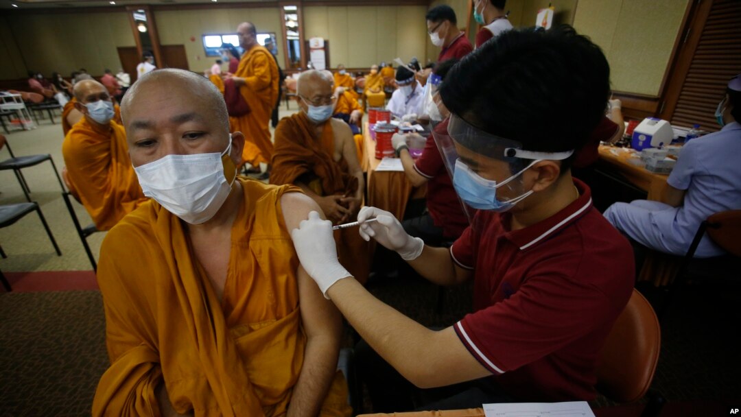 Seorang petugas kesehatan memberikan dosis vaksin COVID-19 Sinovac kepada biksu Buddha di Rumah Sakit Priest di Bangkok, Thailand Selasa, 18 Mei 2021. (Foto: AP)