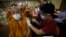 Seorang petugas kesehatan memberikan dosis vaksin COVID-19 Sinovac kepada biksu Buddha di Rumah Sakit Priest di Bangkok, Thailand Selasa, 18 Mei 2021. (Foto: AP)