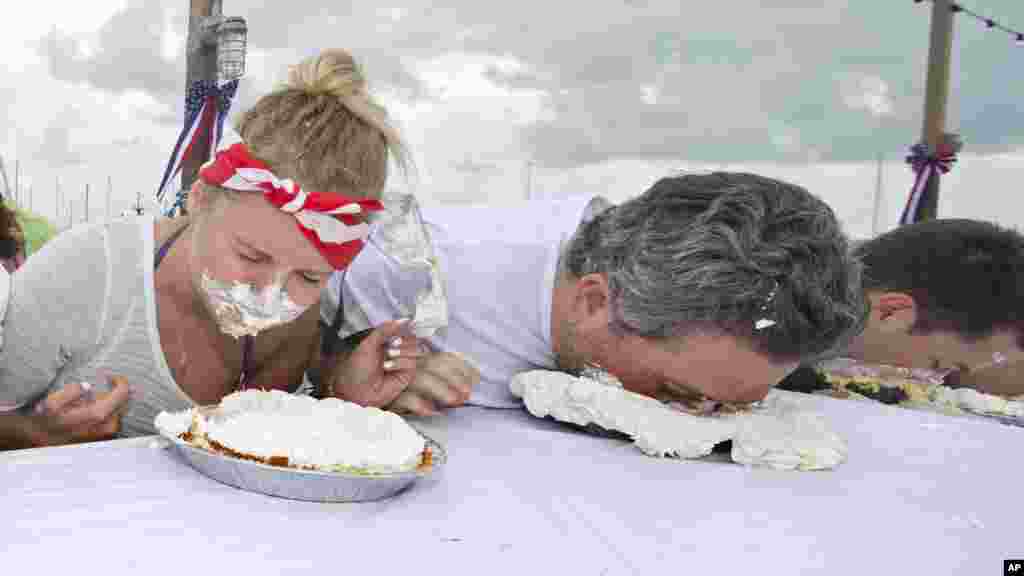 Chelsea Kallman, mange une tarte lors d'un concours de tarte le 4 juillet 2016.