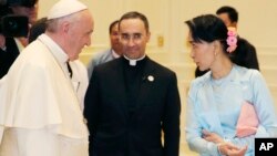 Le pape François rencontre le leader du Myanmar, Aung San Suu Kyi, à Naypyitaw, au Myanmar, le 28 novembre 2017.