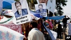 Ribuan pendukung Presiden terguling Mohamed Morsi membangun lokasi di distrik Nasr City, Kairo yang kini menjadi markas mereka (25/7). 