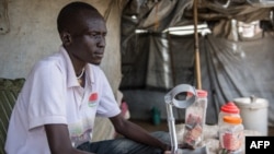 Mod James, 27, seorang tunanetra dan baru saja menderita penyakit otot yang tak terdiagnosa, berjualan makanan di kamp pengungsi Mahad di Juba, 17 April 2018. Sebuah LSM AS pekan ini mengoperasi ratusan pasien tunanetra di Bor, Sudan Selatan untuk memulihkan penglihatan mereka.