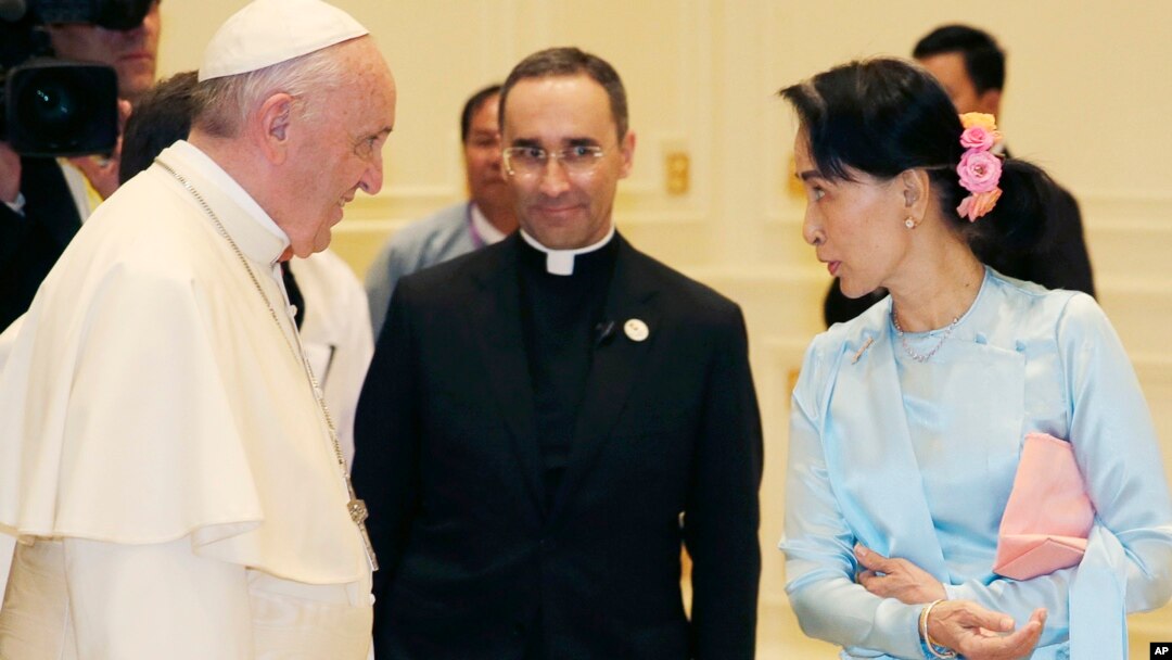Giáo Hoàng Francis và lãnh đạo Myanmar Aung San Suu Kyi, tại thủ đô Naypyitaw, ngày 28/11/2017.