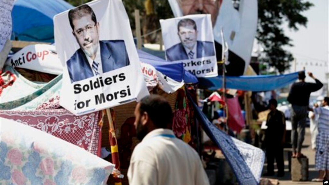 Ribuan pendukung Presiden terguling Mohamed Morsi membangun lokasi di distrik Nasr City, Kairo yang kini menjadi markas mereka (25/7). 