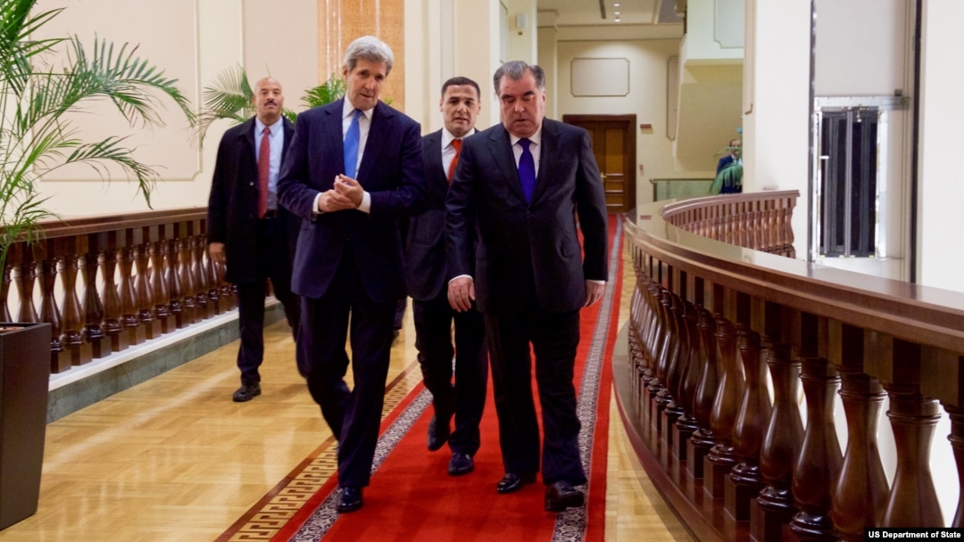 AQSh Davlat kotibi Jon Kerri Tojikiston rahbari Emomali Rahmon bilan, Dushanbe, 3-noyabr, 2015