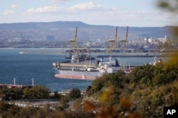 Sebuah kapal tanker minyak berlabuh di kompleks Sheskharis, bagian dari Chernomortransneft JSC, anak perusahaan Transneft PJSC, di Novorossiysk, Rusia, pada 11 Oktober 2022. (Foto: AP)