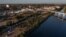 Los vehículos de las fuerzas del orden se alinean a lo largo de la frontera entre Estados Unidos y México en Ciudad Acuña, como se ve en esta fotografía aérea tomada desde Del Rio, Texas, Estados Unidos el 23 de septiembre de 2021.