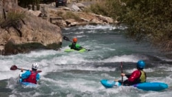 Tiga turis asing berkayak di sepanjang Sungai Panjshir di Afghanistan, sebagai ilustrasi. Tim penyelamat terpaksa mengamputasi kaki seorang pemain kayak pada akhir pekan setelah ia terjebak di celah berbatu di sungai Australia yang berbahaya. (Foto: AP)