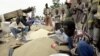 Des vendeurs des céréales dans un marché à Falla, près de Tillaberi, Niger, 26 août 2005.