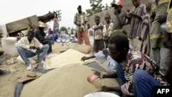 Un homme vend des céréales sur un marché à Falla, près de Tillaberi, au Niger, le 26 août 2005.