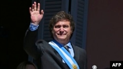 El presidente argentino Javier Milei saluda a las multitudes en Buenos Aires, el 10 de diciembre del año pasado, durante el acto formal de su ascensión al poder. El mandatario respondió este martes a las críticas del jefe de Estado venezolano, Nicolás Maduro.